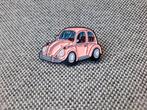 1 mooie pin van een roze Volkswagen Kever / Beetle te koop, Verzamelen, Speldjes, Pins en Buttons, Ophalen of Verzenden, Nieuw