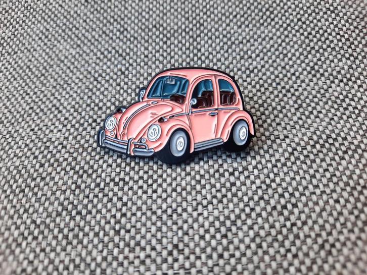 1 mooie pin van een roze Volkswagen Kever / Beetle te koop, Verzamelen, Speldjes, Pins en Buttons, Nieuw, Speldje of Pin, Overige onderwerpen
