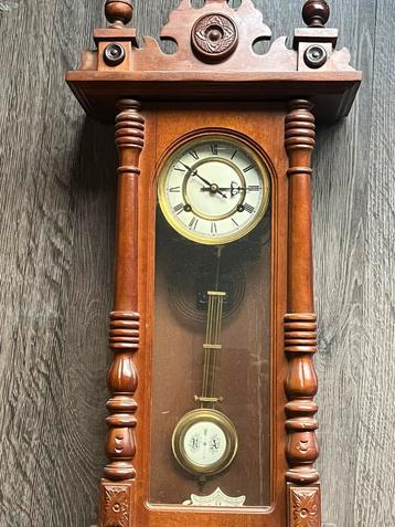 Oude wandklok beschikbaar voor biedingen
