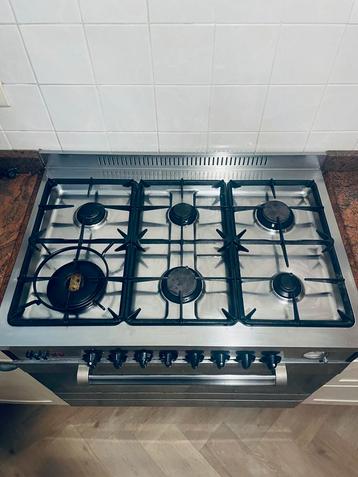 Bartelli gaskookplaat met 6 gaspitten en een ruime oven beschikbaar voor biedingen
