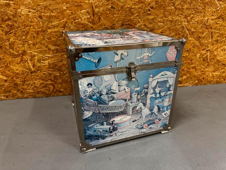 Vintage speelgoed- opbergkist met nostalgische print - ReK4, Huis en Inrichting, Woonaccessoires | Kisten, Zo goed als nieuw, 50 tot 75 cm