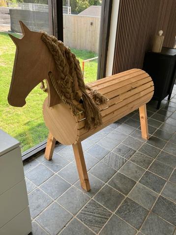 Houten zitpaard beschikbaar voor biedingen