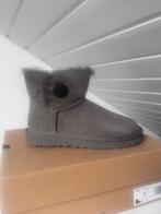 UGG mini bailey button II nieuw, UGG, Lage of Enkellaarzen, Nieuw, Ophalen of Verzenden