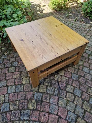 Stevige houten salontafel 80x80 beschikbaar voor biedingen