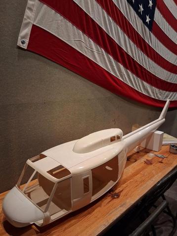 Grote S.S.M. Bell Huey Helikopter(164cm) met benzine motor. beschikbaar voor biedingen