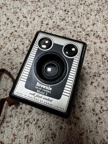 Nette, antieke Kodak Brownie Six-20 Camera Model E beschikbaar voor biedingen