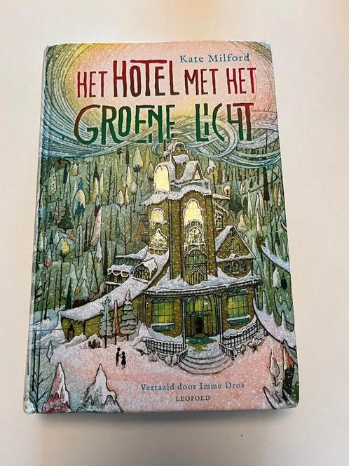 Kate Milford - Het hotel met het groene licht, Boeken, Kinderboeken | Jeugd | 10 tot 12 jaar, Zo goed als nieuw, Ophalen of Verzenden