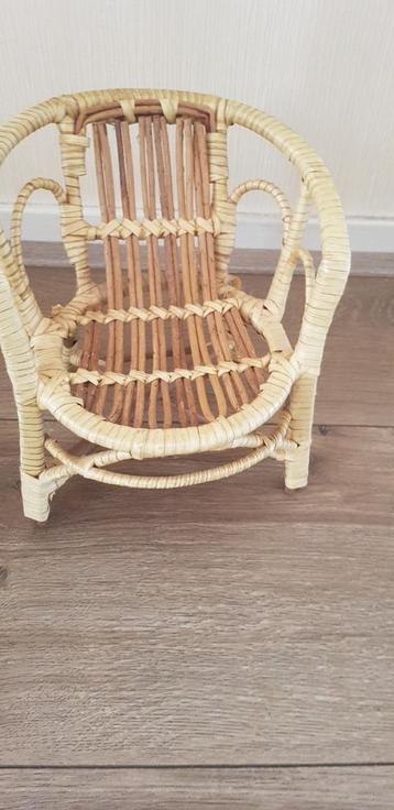 Mooie rieten poppen stoel of voor een barbie! beschikbaar voor biedingen