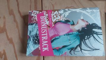 BONUSTRACK - robin benway - young adult fiction beschikbaar voor biedingen
