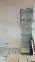 Te koop: glazen vitrinekast met wielen en slot, Huis en Inrichting, Kasten | Vitrinekasten, Ophalen, Minder dan 50 cm, Met deur(en)
