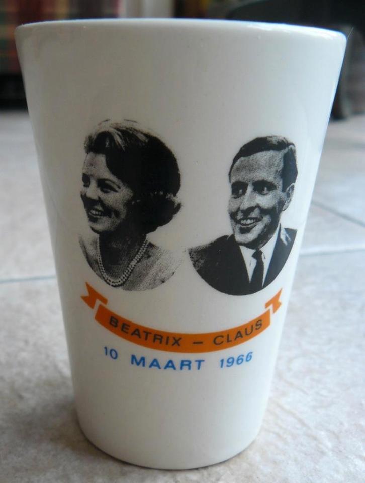 Beker tgv huwelijk prinses Beatrix en prins Claus, Verzamelen, Koninklijk Huis en Royalty, Servies, Nederland, Ophalen of Verzenden