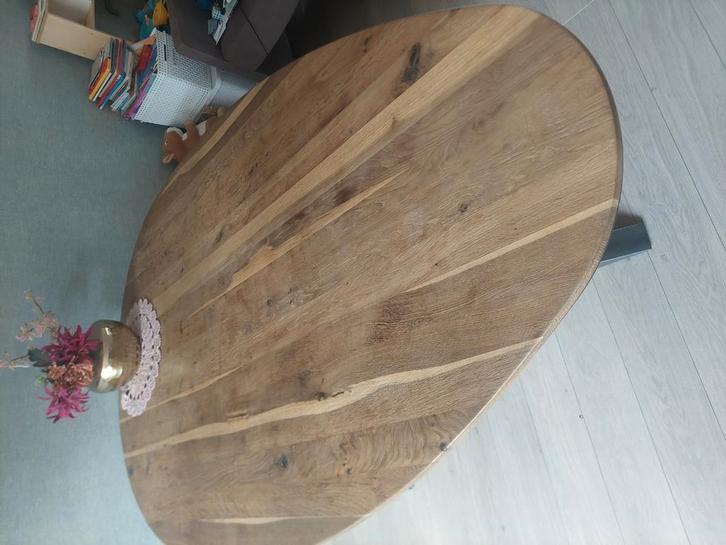 Ei vormige eettafel op stalen kruisvoet, Huis en Inrichting, Tafels | Eettafels, Zo goed als nieuw, 100 tot 150 cm, Vijf personen of meer