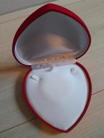 Hartvormig Ringendoosje beschikbaar voor biedingen