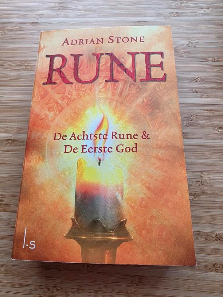 Adrian Stone - De achtste rune; De eerste God, Boeken, Fantasy, Zo goed als nieuw, Ophalen of Verzenden
