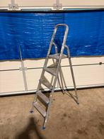 Aluminium huishoudtrap 5 tredes, Doe-het-zelf en Verbouw, Ladders en Trappen, Ophalen, Trap, Zo goed als nieuw, Opvouwbaar of Inschuifbaar