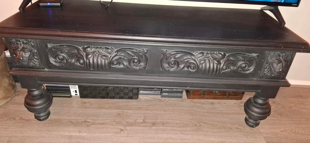 Oude unieke tv kast met houtsnijwerk en leeuwenkoppen, Ophalen