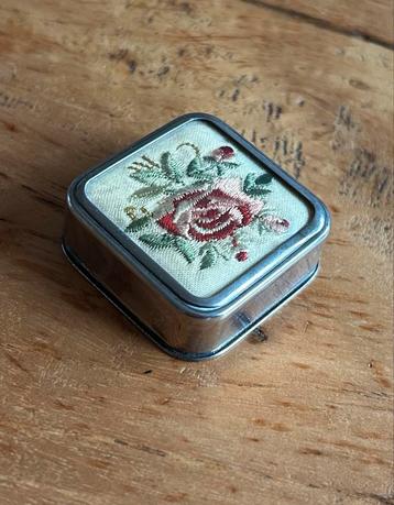 Verzilverd Pillendoosje met Roos Borduurwerk beschikbaar voor biedingen