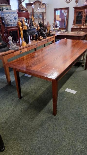 Antieke Franse kersenhouten eettafel beschikbaar voor biedingen