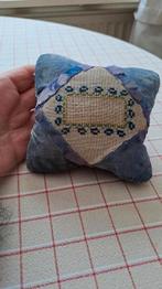 Naaldenkussen met naam Maria 19e eeuw-blauw fluwelen hoeken, Antiek en Kunst, Curiosa en Brocante, Verzenden