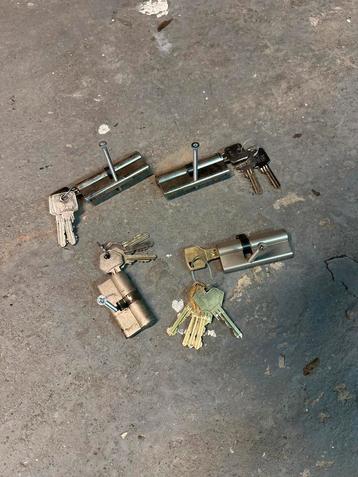 Diverse sloten voor deuren beschikbaar voor biedingen