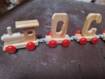 houten treintje van letters beschikbaar voor biedingen