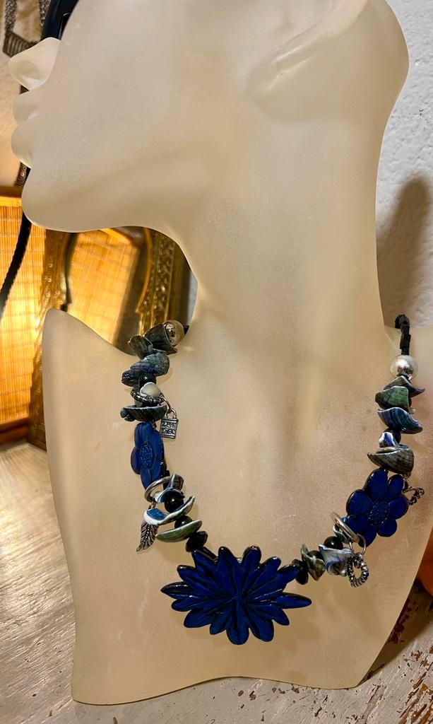 Vintage design gitten keramiek ketting blauwe bloem collier, Sieraden, Tassen en Uiterlijk, Kettingen, Zo goed als nieuw, Overige materialen