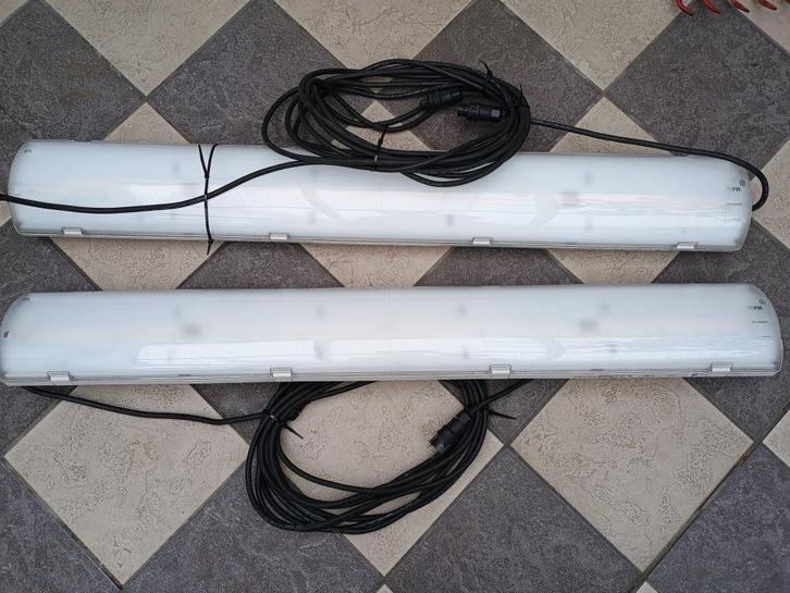 LED lampen – 63W - Waterbestendig, Doe-het-zelf en Verbouw, Bouwverlichting, Zo goed als nieuw, Lamp met armatuur, 50 tot 200 watt