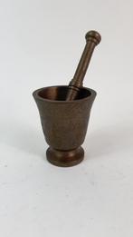 Antieke Vijzel en stamper, brons of messing, gegraveerd. 5A3