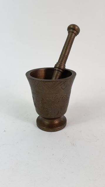 Antieke Vijzel en stamper, brons of messing, gegraveerd. 5A3 beschikbaar voor biedingen