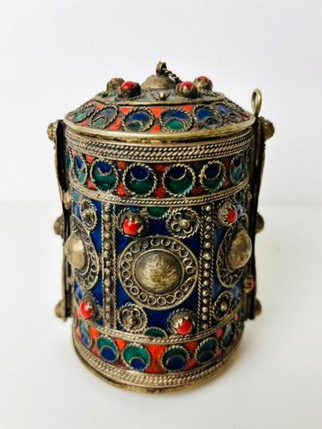 Antieke Tibetaanse Ghau doosje beschikbaar voor biedingen