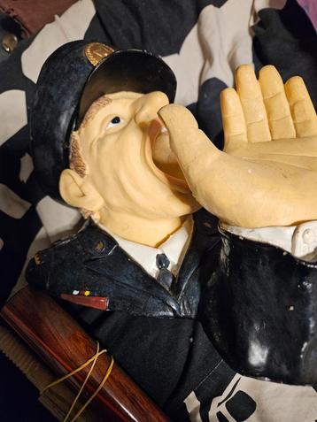 Drinkende politieman beschikbaar voor biedingen