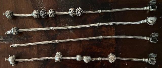Pandora armbanden en bedels. 4 Stuks. Nieuw en nieuwstaat., Sieraden, Tassen en Uiterlijk, Armbanden, Zo goed als nieuw, Zilver