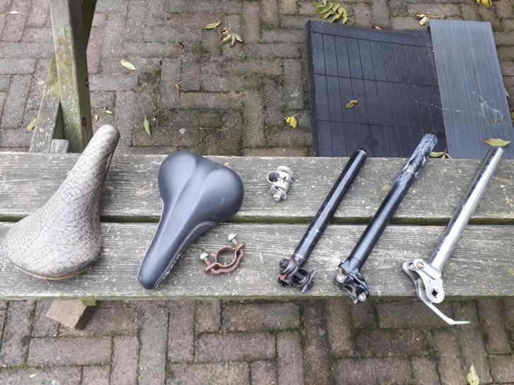 Partijtje zadelpennen & zadels samen 10 euro, gebruikt Rolls, Fietsen en Brommers, Fietsaccessoires | Overige Fietsaccessoires