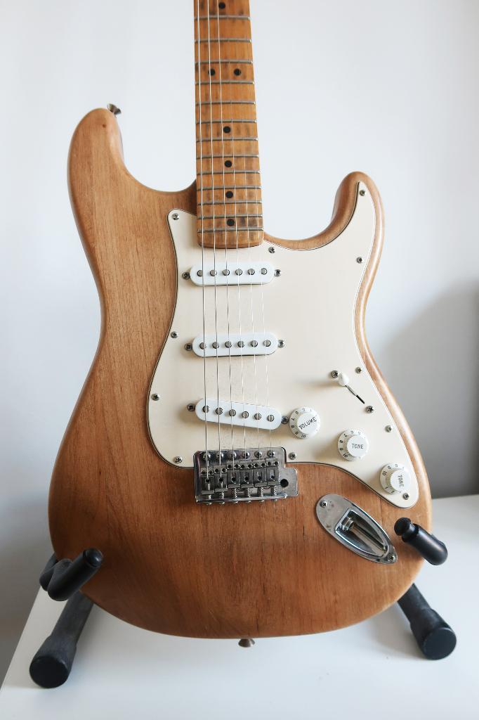 Fender Standard Stratocaster 60s anniversary, Muziek en Instrumenten, Snaarinstrumenten | Gitaren | Elektrisch, Gebruikt, Solid body
