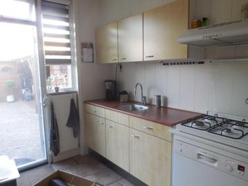 Gratis zeer nette Keuken met stenen blad. beschikbaar voor biedingen