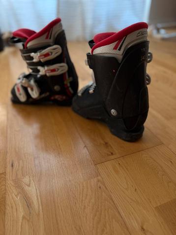 Kinder skischoenen 240mm Nordica beschikbaar voor biedingen