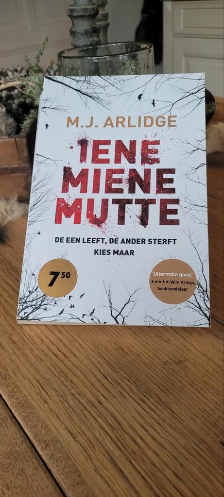 Iene Miene Mutte - M.J. Arlidge, Boeken, Thrillers, Gelezen, Nederland, Ophalen of Verzenden