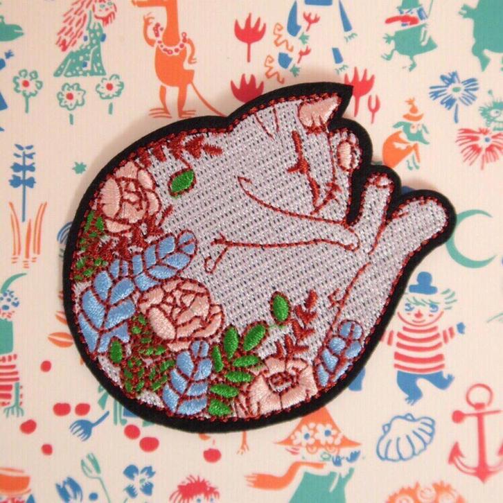 Kat met bloemen opstrijk plaatje patch badge embleem applica, Hobby en Vrije tijd, Kledingapplicaties en Hotfix, Nieuw, Overige applicaties