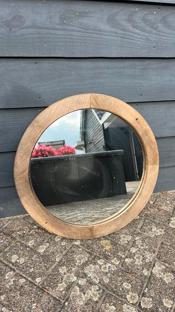 Ronde spiegel beschikbaar voor biedingen