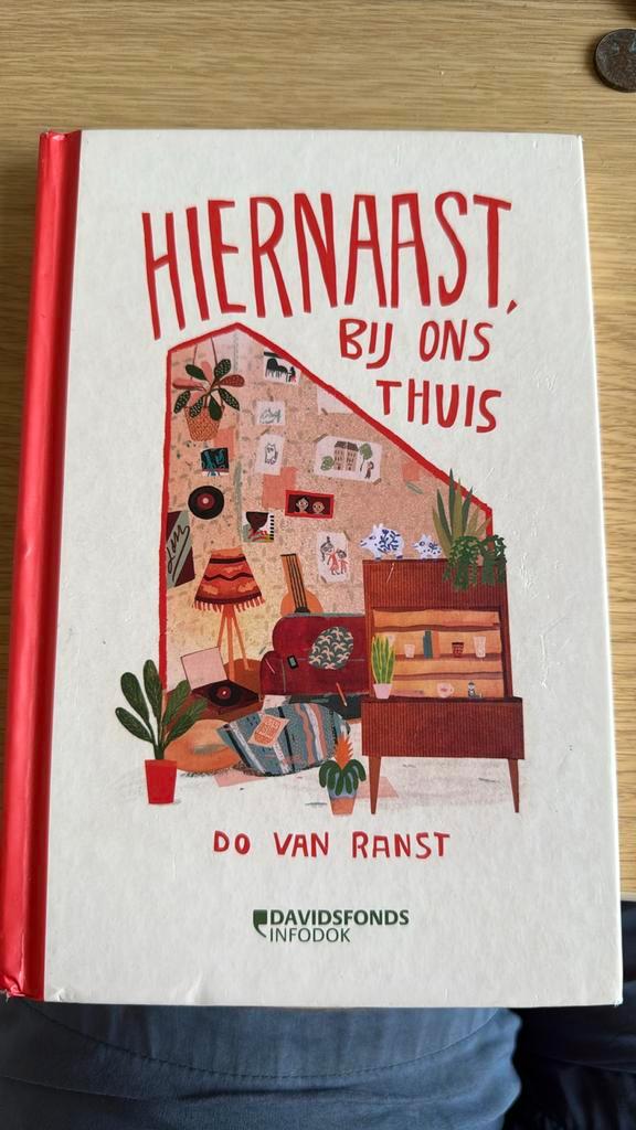 Do Van Ranst - Hiernaast, bij ons thuis, Boeken, Kinderboeken | Jeugd | 13 jaar en ouder, Zo goed als nieuw, Ophalen of Verzenden