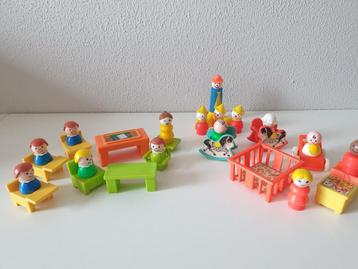 Vintage Fisher Price set 2 - oa Crêche, poppetjes, schooltje beschikbaar voor biedingen