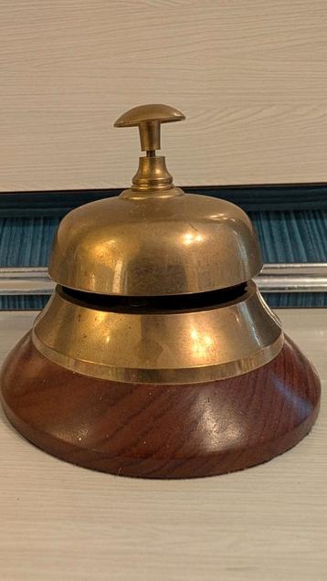Messing hotelbel met houten voet beschikbaar voor biedingen