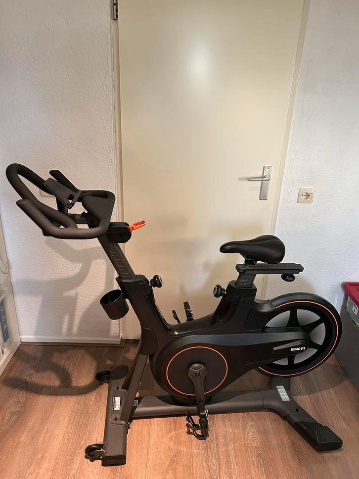 Basic-Fit Smart Bike - Hometrainer/Spinningfiets, Sport en Fitness, Fitnessapparatuur, Gebruikt, Spinningfiets, Benen, Metaal