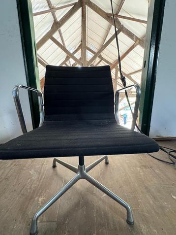 Stijlvolle kantoor-vergaderstoel ribbel‑design beschikbaar voor biedingen