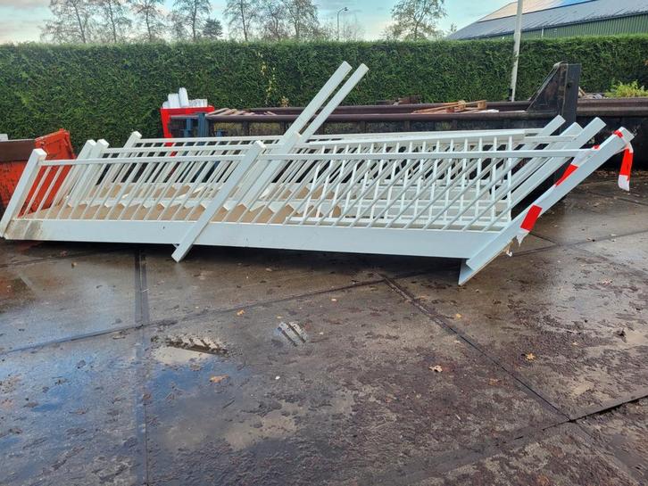 2 x  houten trap met zijreling., Doe-het-zelf en Verbouw, Ladders en Trappen, Gebruikt, 2 tot 4 meter, Ophalen of Verzenden