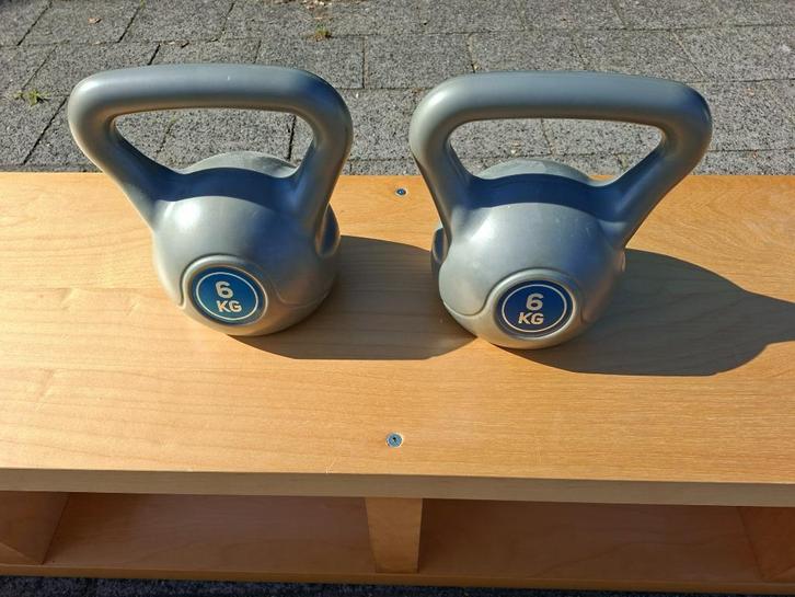 2 prima grijze kettlebells van ieder 6 kg, Sport en Fitness, Fitnessmaterialen, Gebruikt, Kettlebell, Armen, Ophalen