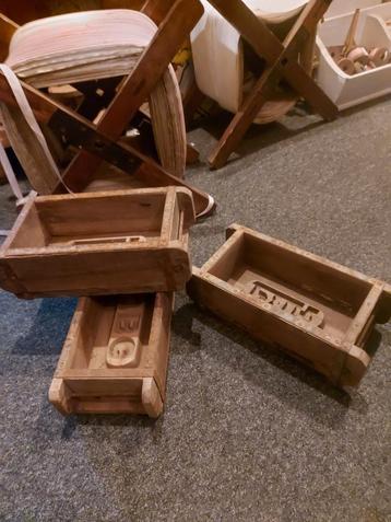 Antieke houten steenmallen met reclame afdruk erin beschikbaar voor biedingen