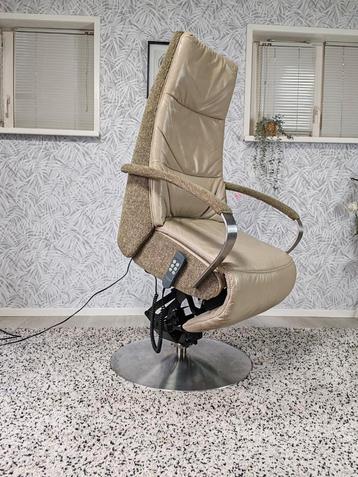 Prominent Humberto Tan sta op stoel relax fauteuil  beschikbaar voor biedingen