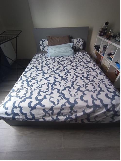 GRATIS IKEA MALM bed grijs 140x200cm - ophalen 1 augustus, Huis en Inrichting, Slaapkamer | Boxsprings, Zo goed als nieuw, 140 cm