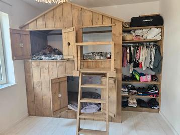 Boomhutbed stapelbed met kast beschikbaar voor biedingen